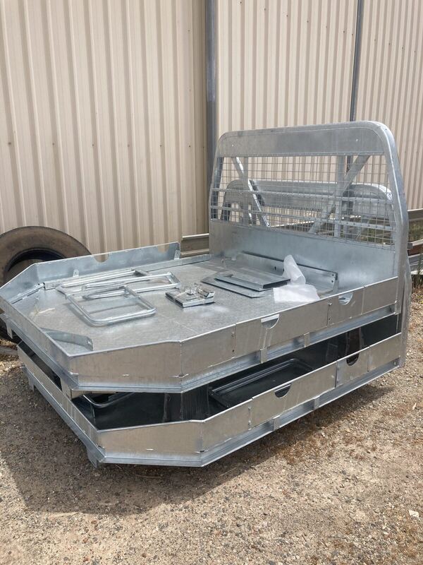Galvanised ute tray with headboard